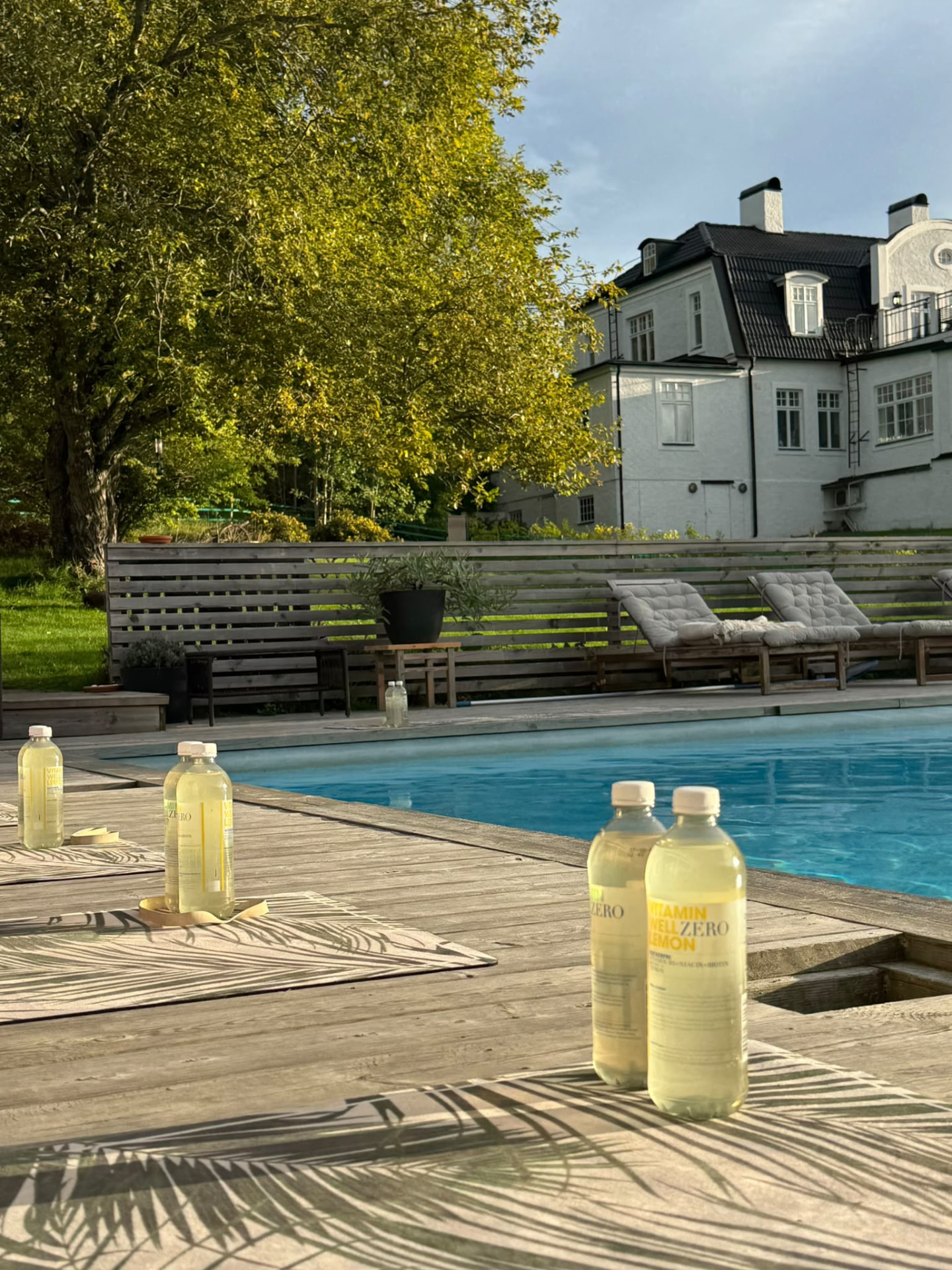 Cold refreshments ready beside the pool before a movement session